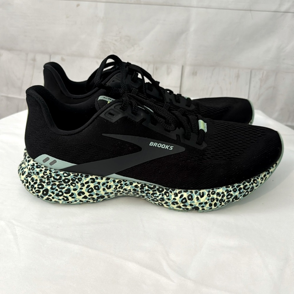 Brooks Size 10 Launch 8 Restart Black & Green Leopard print Soles